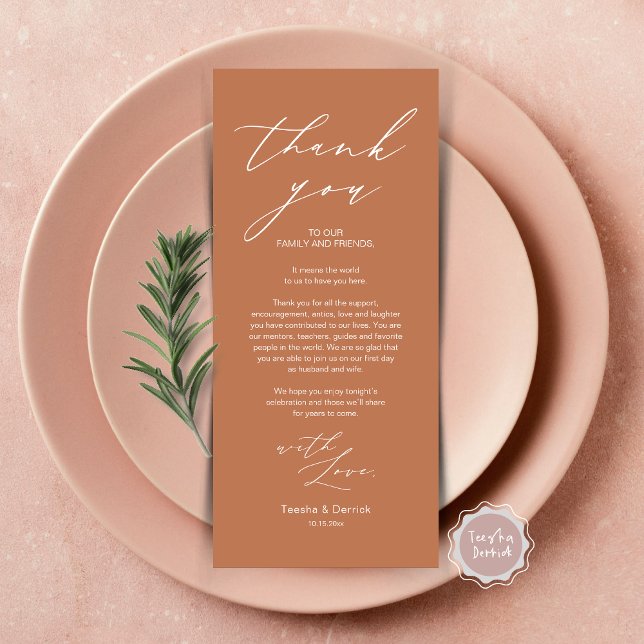 Carte de remerciements de réglage minimaliste du M (Wedding Brunch, Lunch, Dinner Place Setting Thank You Card, Modern Minimalist Script, in copper rust)