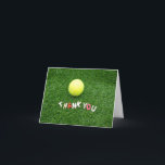 Carte de remerciements de tennis sur le vert pour<br><div class="desc">balle de tennis sur le green pour Joueur Cadeaux pour entraîneur,  instructeur,  enseignant,  amis,  maman,  papa,  petite amie/petit ami,  collègue,  hôtesse,  voisin,  lui/elle,  couples,  grands-parents,  patron,  enfants,  meilleur ami,  famille,  belle-famille,  équipe,  équipe, </div>