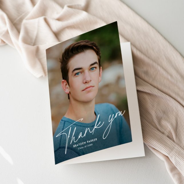 Carte De Remerciements Diplôme de la photo de script (Modern Script Graduation Photo Folded Thank You Card.)