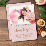 Carte De Remerciements Drapeau de fanion amusant et mignon Enfant PHOTO d<br><div class="desc">Carte de remerciement de photo d'anniversaire avec fanion de fête mignonne pour l'anniversaire de votre fille ou garçon. Remerciez vos invités d'être venus à la fête d'anniversaire de votre enfant ! Le design comporte des fanions de fête d'anniversaire colorés en vert, bleu et rouge sur un fond rose blush et...</div>