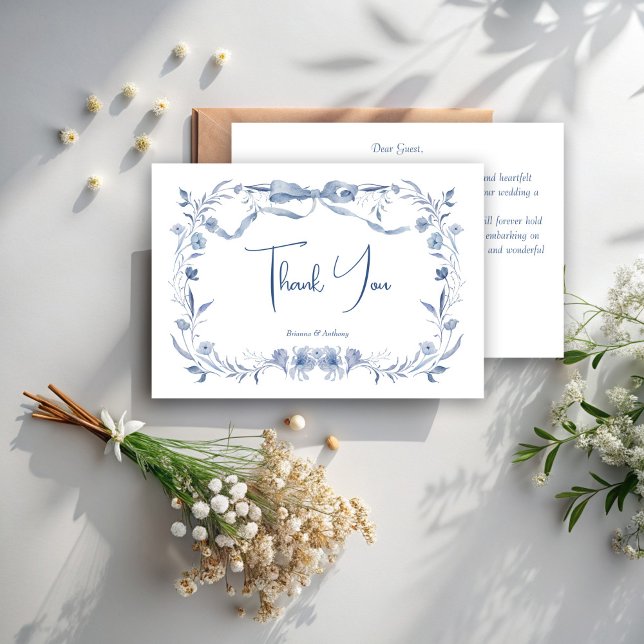 Carte De Remerciements Dusty bleu floral vert ruban élégant mariage (Dusty blue floral woodlands greenery ribbon bow elegant wedding thank you cards)