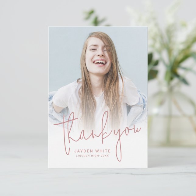 Carte De Remerciements Dusty rose Simple moderne Script 2 Photo Graduatio (Debout devant)