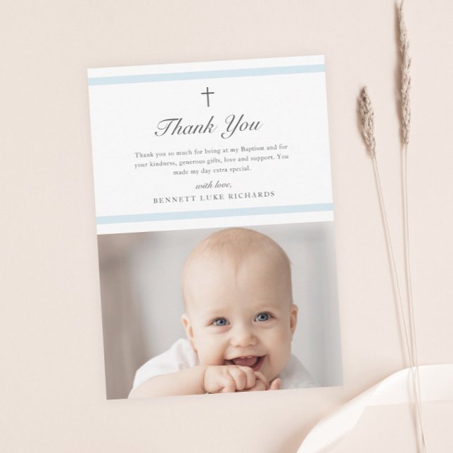 Carte De Remerciements Élégance moderne garçons Baptême (Elegant script modern boys photo baptism thank you card with light blue bars and minimal cross.)