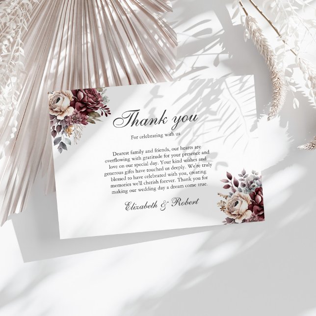 Carte De Remerciements Élégant Mariage floral de Boho Bourgogne (Elegant Burgundy Boho Floral Wedding Thank You Card on a sunny table with boho white botanicals)