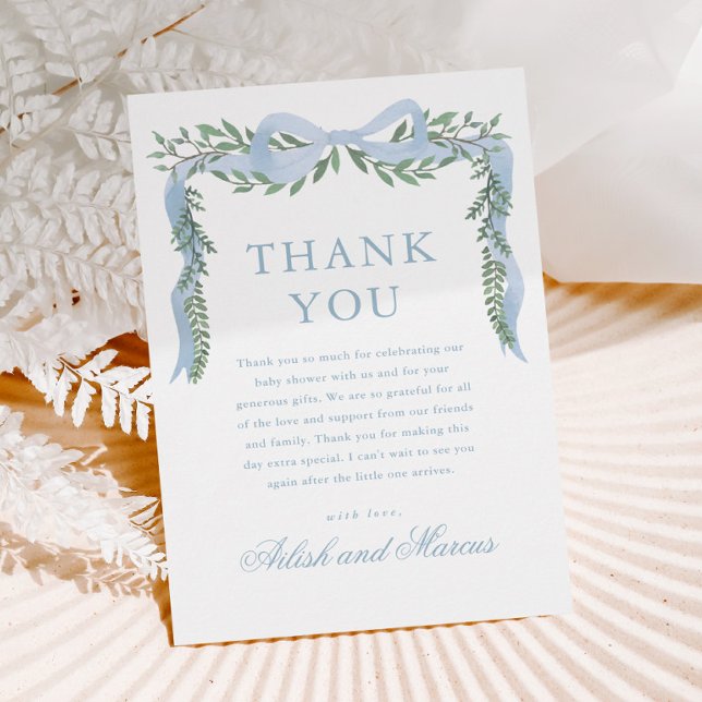 Carte De Remerciements Elégante Bow Bleue avec Baby shower Garçon Vert (Elegant blue bow greenery baby shower thank you cards.)