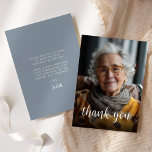 Carte De Remerciements Fête d'anniversaire de 80 ans avec photo personnal<br><div class="desc">L'avant de cette invitation d'anniversaire de 80 ans présente la photo de l'invité d'honneur avec les mots "merci" en superposition de calligraphie blanche élégante. Un écran sombre aide à faire ressortir le texte. Personnalisez le verso avec votre message personnel en police sans empattement blanche et votre nom en écriture sur...</div>