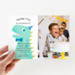 Carte De Remerciements Fête d'anniversaire dinosaure Photo personnalisée<br><div class="desc">Carte de remerciement de fête d'anniversaire amusante et mignonne pour la fête sur le thème des dinosaures de votre enfant. Illustration de style cartoon d'un dinosaure vert avec des pointes jaunes. Le t rex porte un nœud papillon bleu et un petit chapeau de fête. Au-dessus du t-rex, il est écrit...</div>