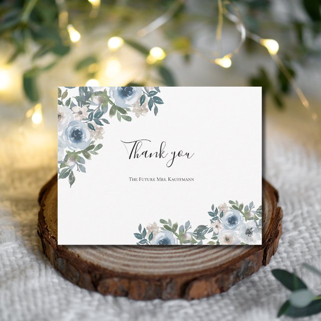 Carte De Remerciements Fête des mariées d'aquarelle bleu blanc (Blue white Watercolor Floral with Greenery Bridal Shower or Wedding Thank you card)