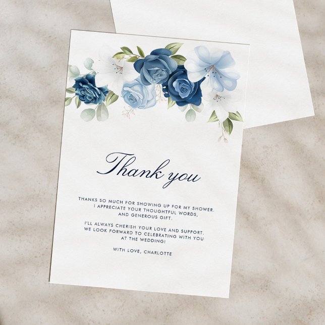 Carte De Remerciements Fête des mariées Dusty Blue Floral (Dusty Blue Floral Bridal Shower Thank You Vertical)