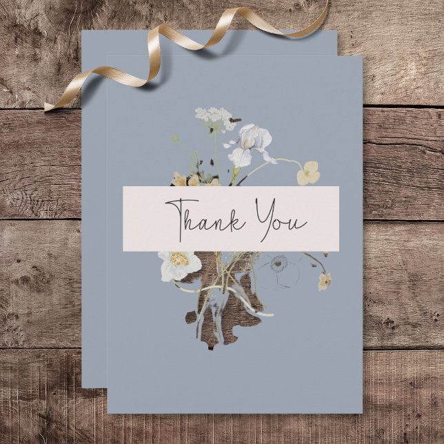 Carte De Remerciements Fleur sauvage rustique Monogramme Dusty Mariage bl (Rustic Wildflowers Monogram Dusty Blue Wedding Thank You Card)