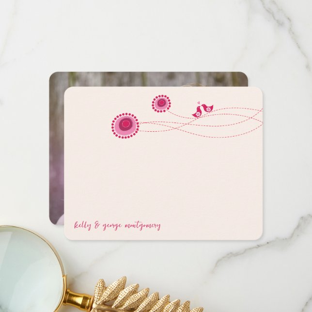 Carte De Remerciements Fleurs à points roses et oiseaux qui s'embrassent  (Devant/Arrière en situation)