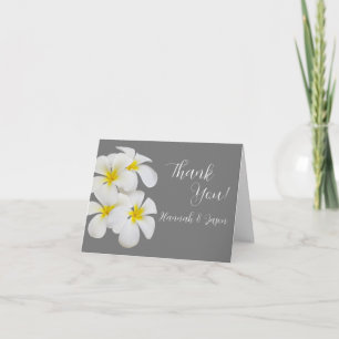 Carte De Remerciements Fleurs Frangipani blanches, sur gris moyen, Mariag