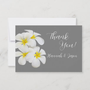 Carte De Remerciements Fleurs Frangipani blanches, sur gris moyen, Mariag