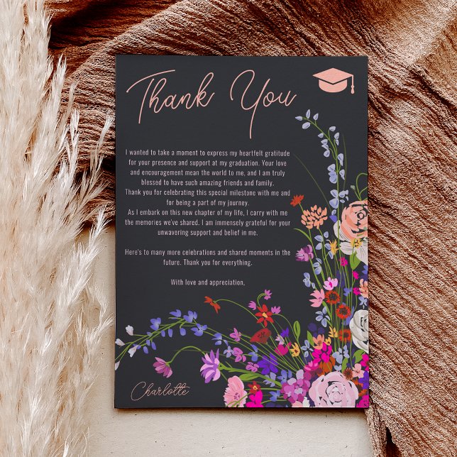 Carte De Remerciements fleurs sauvages chic modernes écriture sombre remi (Modern chic wild flowers script dark graduation thank you card)