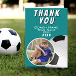 Carte De Remerciements Football entraîneur balle de football photo Turquo<br><div class="desc">Gray Soccer Football Coach Soccer Ball Turquoise Photo Carte de remerciements. Soccer merci carte coach avec une photo dans cadre ovale, nom de l'entraîneur, nom de l'équipe, année, nom du joueur. Carte de remerciements photo personnalisé - ajoutez votre photo au modèle. Super carte de remerciements pour l'entraîneur de l'équipe de...</div>