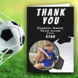 Carte De Remerciements Football Entraîneur Football Ball Photo<br><div class="desc">Carte de remerciements photo de l'entraîneur de football de football noir et blanc. Soccer merci carte coach avec une photo dans cadre ovale, nom de l'entraîneur, nom de l'équipe, année, nom du joueur. Carte de remerciements photo personnalisé - ajoutez votre photo au modèle. Super carte de remerciements pour l'entraîneur de...</div>