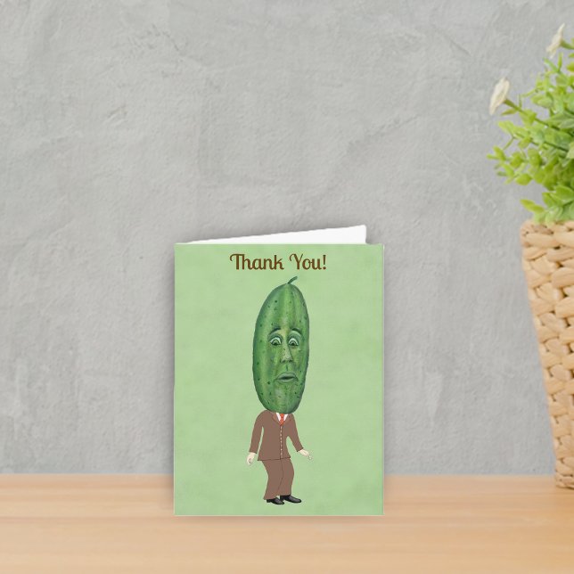 Carte De Remerciements Fun Mister Pickle Head Homme Brown costume vert (Fun Mr Pickle head man with a face wearing a brown suit on a green Thank You card.)