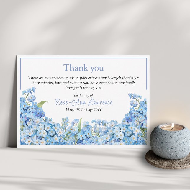 Carte De Remerciements Funérailles à cadre floral bleu (Funeral thank you card from family with floral botanical details and color frame, forget-me-nots)