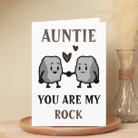 Carte De Remerciements Funny Rock Pun Joke Humour Tante Joyeux Anniversai<br><div class="desc">Drôle joyeux carte d'anniversaire pour les tantes solides rocheuses! Design dispose de deux rochers mignons tenant la main avec le message "Tante,  tu es mon rocher. Je ne vous prendrai jamais pour du granit !" Texte Brown et noir. Customisez-le et ajoutez votre propre message personnel.</div>