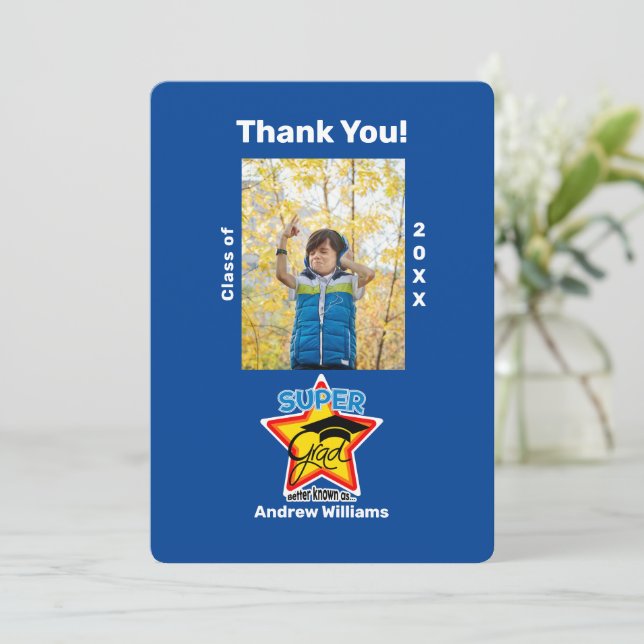 Carte De Remerciements Graduation cool Super Grad Editable (Debout devant)