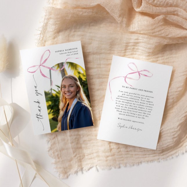 Carte De Remerciements Graduation de script vertical en arc rose (Créateur téléchargé)