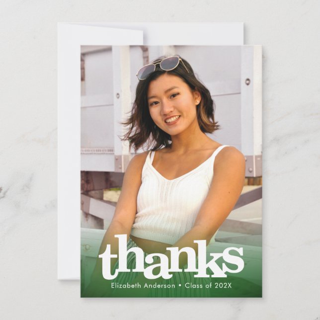 Carte De Remerciements Green graduation photo audacieuse typographie mode (Devant)