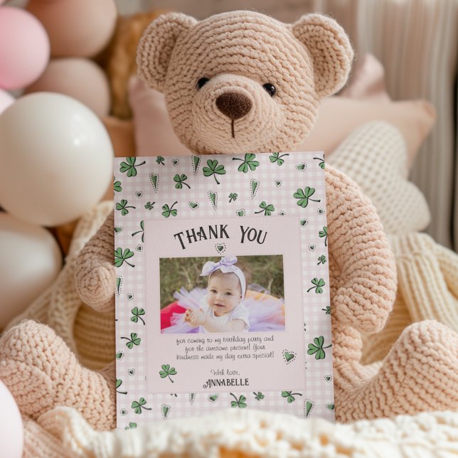 Carte De Remerciements Irlandais rose Clovers et Anniversaire de enfant d (Cute baby St. Patty's Day card. Adorable pink & white gingham pattern. Hand-drawn shamrocks & hearts)