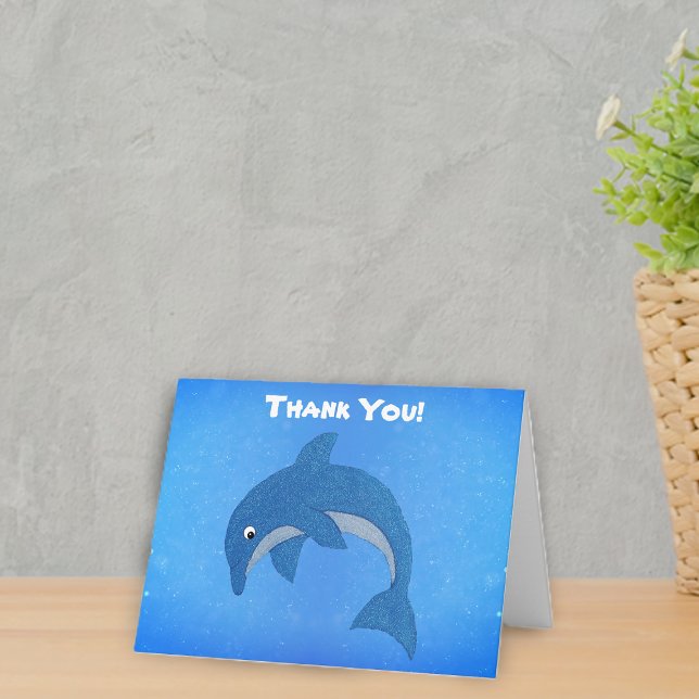 Carte De Remerciements Joli dauphin bleu de dessin animé qui saute et sci (Glitter like jumping cute blue and white dolphin on  vibrant background of blues on Thank you card.)
