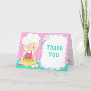 Carte De Remerciements Jolie fille blonde préparant une fête d'anniversai