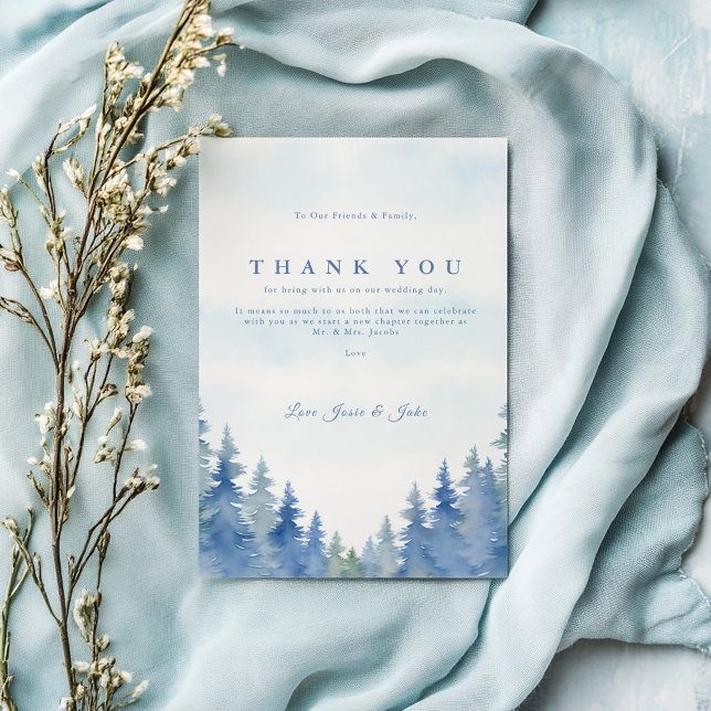 Carte De Remerciements Jolie table de mariage d'hiver des pins (Blue watercolor forest wedding thank you card with elegant script and pine tree border.)