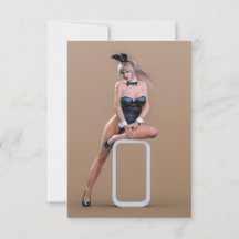 La fille lapin de Pâques assise sur un cube rond