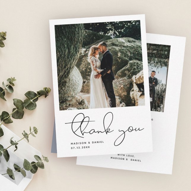 Carte De Remerciements Le Petit Moderne Script (Romantic wedding thank you card with a couple in formal attire embracing on a rocky landscape. )