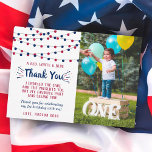 Carte De Remerciements Little Firecracker 4 juillet 1er anniversaire Phot<br><div class="desc">Dites merci dans le style avec ces lumières à cordes rouges et bleues tendance 4 juillet 1er anniversaire photo merci cartes. La photo et le libellé modèle est facile à personnaliser et votre famille et vos amis seront ravis de recevoir ces fabuleux remerciements.</div>