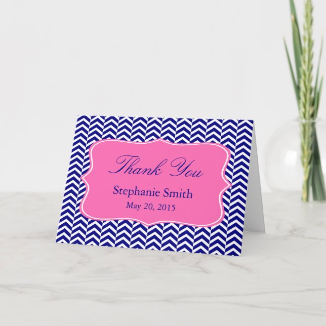 Carte De Remerciements Mariage bleu marine à monogramme avec chevron rose (Devant)
