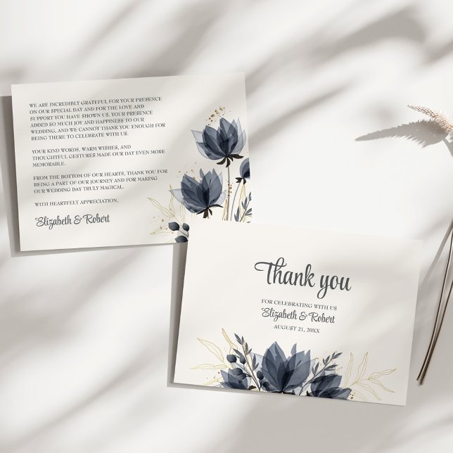 Carte De Remerciements Mariage de Fleurs Gris Douces (Gentle Gray Flowers Wedding Thank You Card on a sunny white table.)