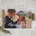 Carte De Remerciements Mariage Photo Calligraphie Moderne Blanche<br><div class="desc">Exprimez votre gratitude sincère avec notre superbe carte de remerciement de mariage personnalisable avec photo,  conçue avec une calligraphie moderne élégante. Cette carte offre une manière sophistiquée et stylée de remercier vos invités d'avoir partagé votre journée spéciale.</div>