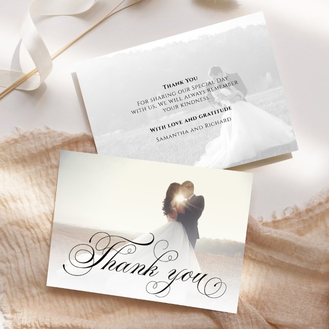 Carte De Remerciements Mariage Photo Calligraphie Script Élégant (Elegant calligraphy script wedding thank you card with a 2-photo template. )