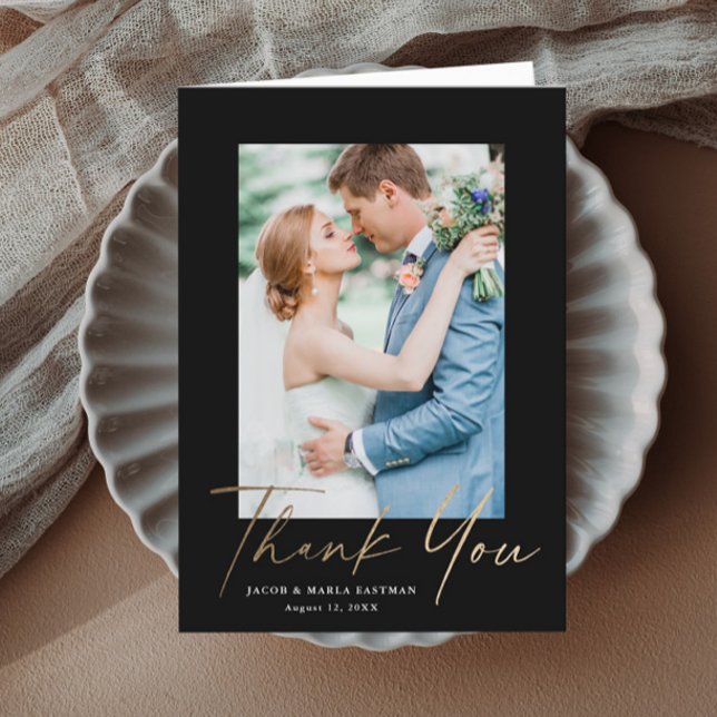 Carte De Remerciements Mariage photo de script d'or moderne (Elegant black and gold wedding photo thank you card.)