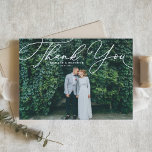 Carte De Remerciements Mariage photo de script manuscrit blanc élégant<br><div class="desc">Envoyez des remerciements à votre famille et à vos amis avec cette carte à plat personnalisable pour mariage. Il dispose d'un élégant script blanc. Personnalisez cet élégant carte de remerciements de mariage en ajoutant vos propres détails. Ce carte de remerciements de script sera également parfait pour les diplômes, les anniversaires,...</div>