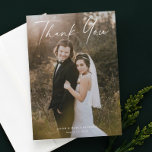 Carte De Remerciements Mariage photo de script moderne<br><div class="desc">Script moderne Calligraphie Photo Mariage caractéristiques main lettré merci,  photo de portrait.Le dos comprend un message de remerciement que vous pouvez personnaliser ou supprimer si vous préférez remettre à droite votre remerciement. Cliquez sur le bouton Modifier pour customiser cette conception.</div>