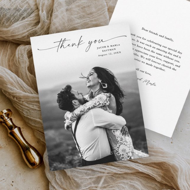 Carte De Remerciements Mariage photo de script moderne (An elegant wedding photo thank you card with simple typographic script overlay.)