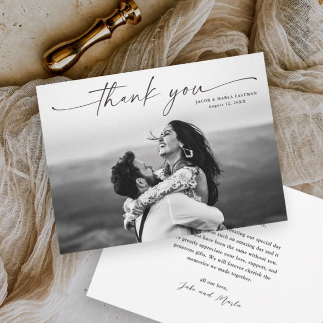 Carte De Remerciements Mariage photo de script moderne (Elegant photo wedding thank you card with modern simple script typographic overaly.)