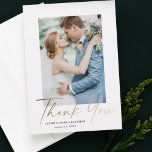 Carte De Remerciements Mariage photo Gold Script<br><div class="desc">Mariage de photo en écriture or élégant élégant carte de remerciements moderne élégant. Partie d'une collection mariage. Les couleurs peuvent être changées.Le côté arrière comprend un message de remerciement générique que vous pouvez personnaliser pour chaque invité ou supprimer complètement si vous préférez remettre votre remerciement à droite.</div>