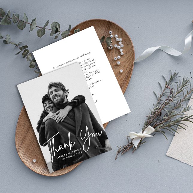 Carte De Remerciements Mariage Photo Simple Écriture Moderne (Modern script photo wedding thank you card shares heartfelt gratitude with a personal touch)