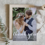 Carte De Remerciements Mariage photo White Modern Calligraphy<br><div class="desc">Envoyez des remerciements à votre famille et à vos amis avec ce carte de remerciements photo personnalisable. Il dispose d'une typographie moderne et d'un motif verdoyant. Personnalisez en ajoutant votre photo et vos détails. Ce carte de remerciements photo est parfait pour les mariages,  diplômes,  anniversaires et autres événements.</div>