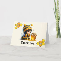 Mignonne fille en costume d'abeille avec miel