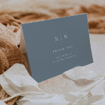 Carte De Remerciements Minimal et chic | Mariage bleu et blanc Dusty<br><div class="desc">Ces cartes de remerciement mariage moderne et élégantes sont dotées d'un design de texte simple bleu et blanc poussiéreux qui dégage un style minimaliste. Ajoutez vos initiales ou votre monogramme pour les rendre complètement vôtres.</div>