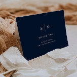 Carte De Remerciements Minimal et chic | Mariage bleu marine<br><div class="desc">Ces cartes de remerciement mariage moderne et élégantes sont dotées d'un design de texte simple bleu marine et blanc qui dégage un style minimaliste. Ajoutez vos initiales ou votre monogramme pour les rendre complètement vôtres.</div>