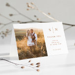 Carte De Remerciements Minimal et chic | Mariage Photo Boho<br><div class="desc">Ces élégantes cartes de remerciement mariage moderne et pliées sont dotées d'un design en terre cuite et en texte blanc boho qui respire le style minimaliste,  avec votre photo de mariage personnelle préférée. Ajoutez vos initiales ou votre monogramme pour les rendre complètement vôtres.</div>