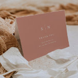 Carte De Remerciements Minimal et chic | Terracotta et Mariage blanc<br><div class="desc">Ces cartes de remerciement mariage moderne et élégantes sont dotées d'un design simple en terre cuite et en texte blanc qui dégage un style minimaliste. Ajoutez vos initiales ou votre monogramme pour les rendre complètement vôtres.</div>